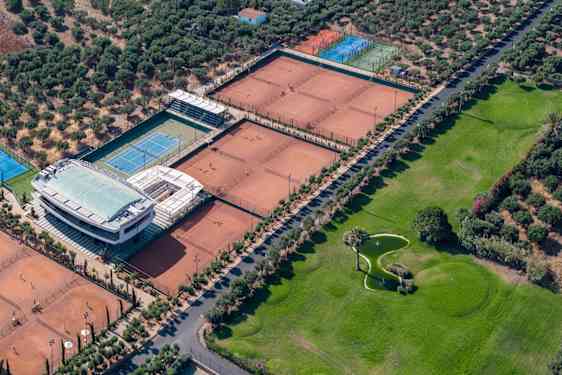 Tennisbanorna på Lyttos Beach sett uppifrån