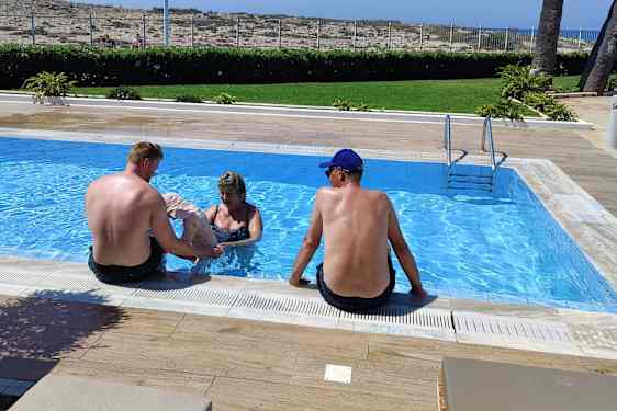 Familj i pool