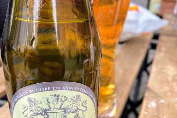 Menabrea är Italiens äldsta bryggeri. Den finns i flera uföranden och denna "Bionda" är frisk och läskande.