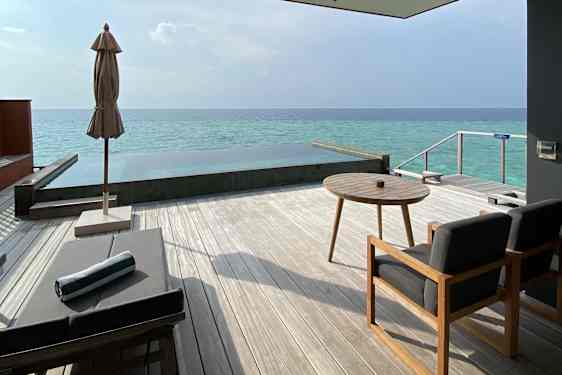 Terrass, solstol, parasoll och loungemöbler och privat pool