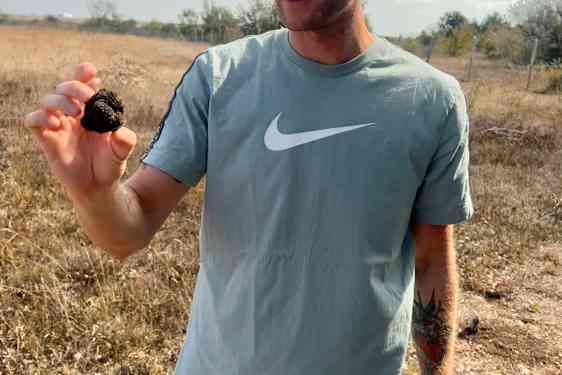 Mathias håller i en tryffel