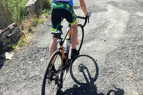 Turen är till stor glädje för personer i alla åldrar. Med en elcykel är det enkelt att ta sig uppför bergen.