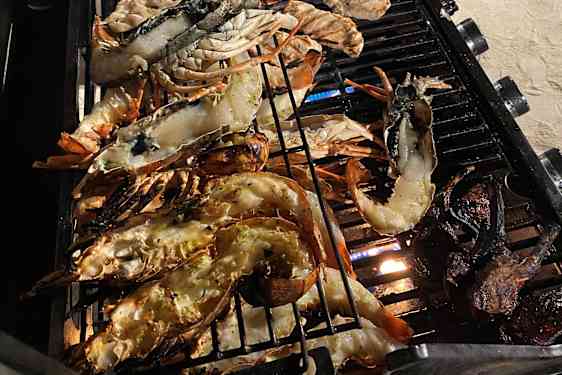 Skaldjur på grill på stranden