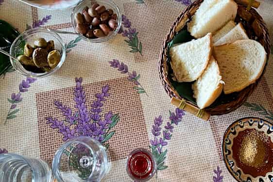Bord med bröd, tomater och sallad