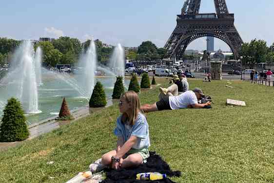 Picknick med utsikt över både fontäner och Eiffeltornet
