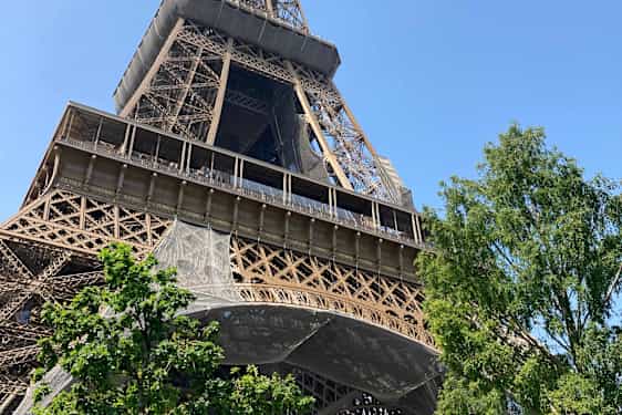 Eiffeltornet sett från de tillfälliga avspärrningarna