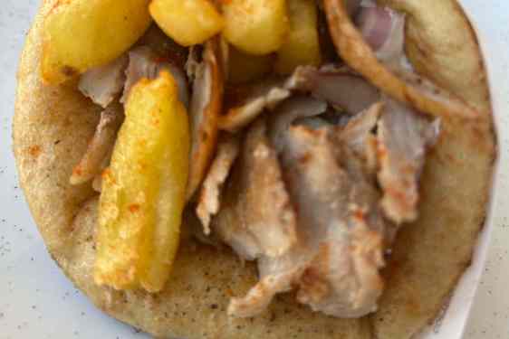 Du kan inte besöka Grekland utan att smaka en gyros-pita. Det är en fantastisk lunch.