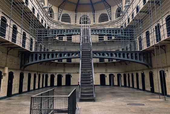 Inuti fängelset Kilmainham Gaol.