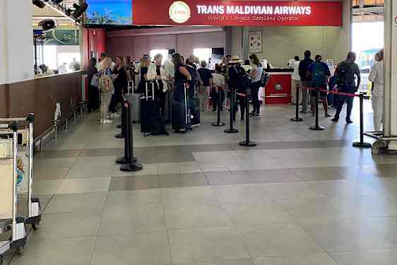 Människor står i kö på liten flygplats