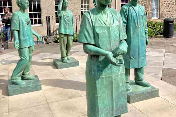 Statyer av betydelsefulla personer inom läkekonsten
