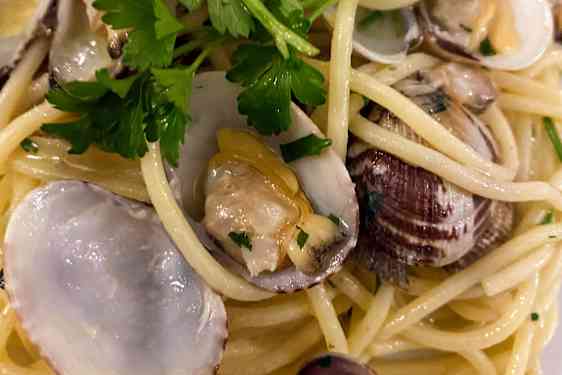 Spaghetti alle vongole är ett måste under semestern.