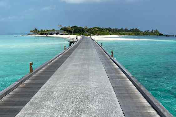 Bro som går från vattenvillorna in till huvudön