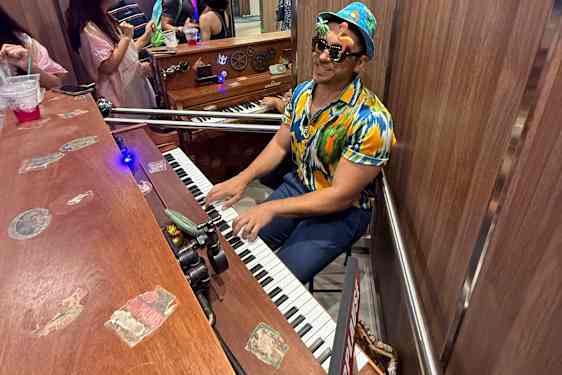 Pianist spelar i en hiss