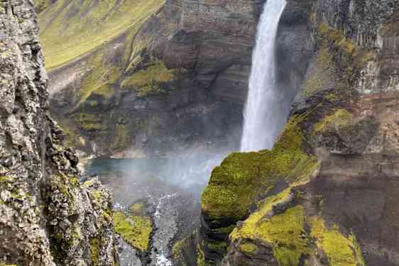 Vattenfall och isländsk natur