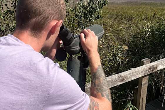 Mathias med en kikare