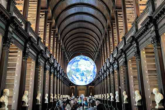 Insidan av Trinity College Library i Dublin.
