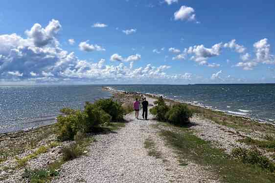 smal landremsa med vatten på bägge sidor