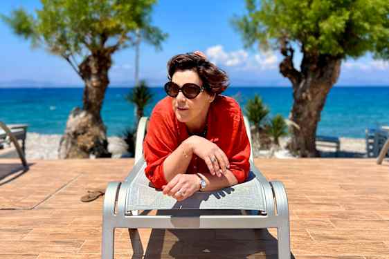 Lottie Knutsson på en solstol