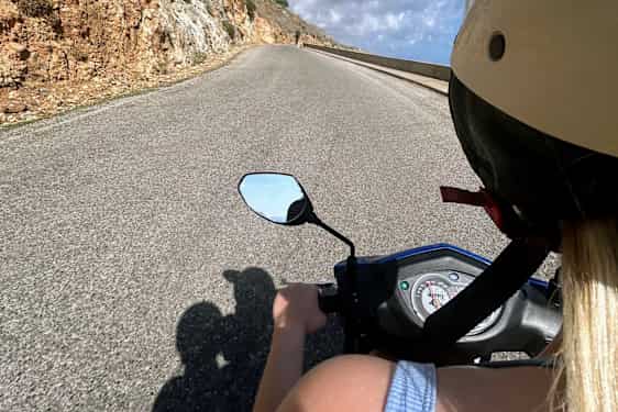 Mopedturen är ett bra tillfälle att uppleva ön på nära håll