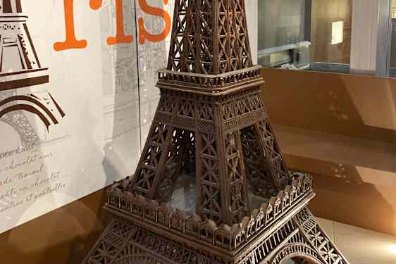 Ett makalöst bygge! Eiffeltornet - ett par meter högt och helt i choklad