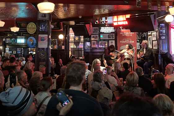 Ett band spelar inför en publik på The Temple Bar.