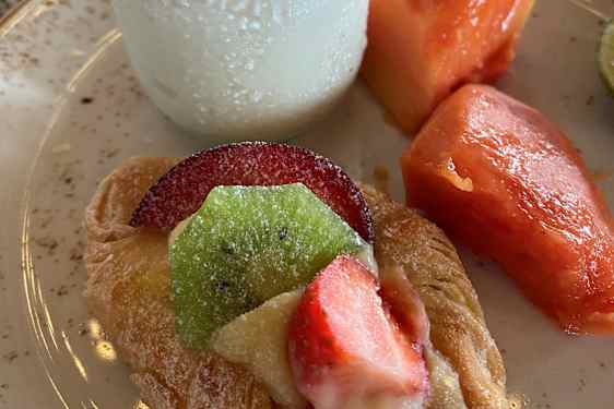 Frukter och bakverk på tallrik