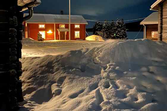 små stugor och snö