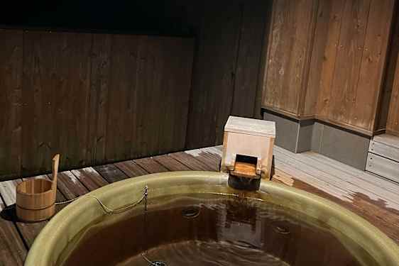 Onsen-badkar med vatten från varma källor