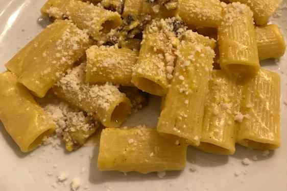 Pasta carbonara är både billigt och gott.