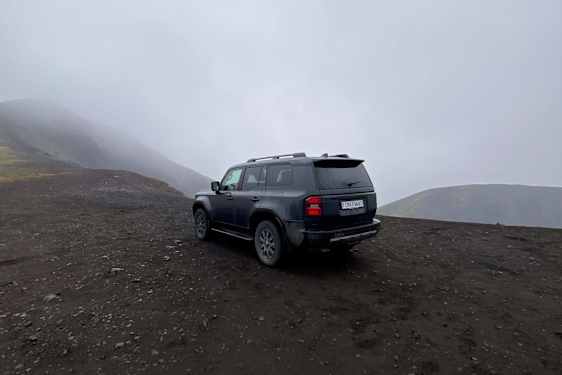 Svart jeep i dimma
