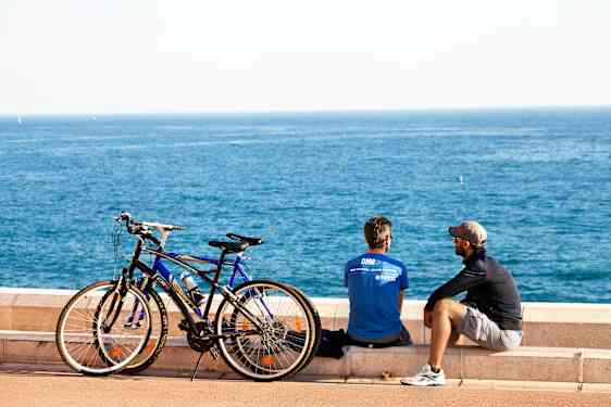 två cyklister som vilar