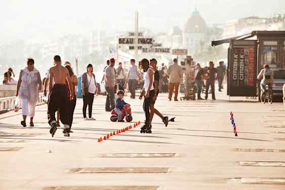 Människor promenerar