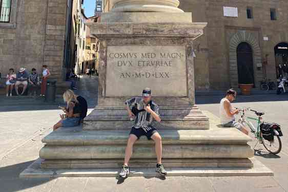 Tomas vid monument