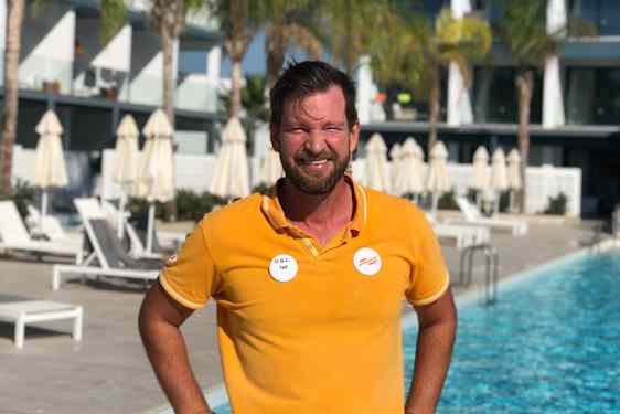 Ted Grönberg vid poolen på O.B.C Cypern
