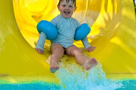 barn åker vattenrutschbana