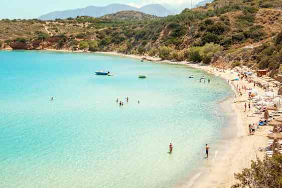 Sandstrand med turkosblått hav