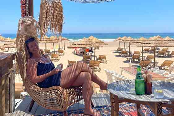 Maria på strand i Lissabon