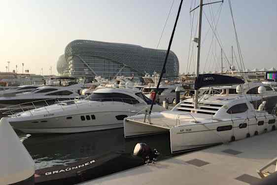 Res med Ving på Formel-1 i Abu-Dhabi