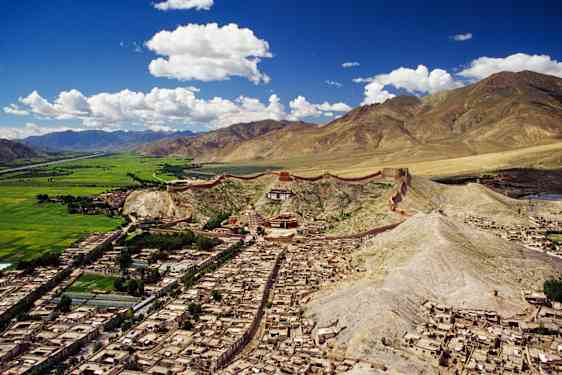 Vy över gamla Gyantse och klostret med dess stupa