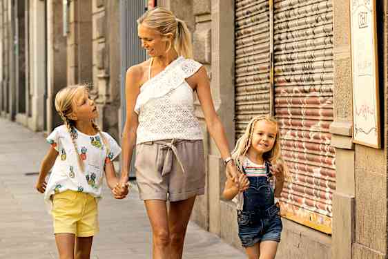 Mamma och döttrar i Barcelona