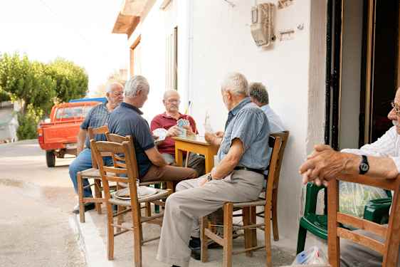 Äldre män på ett cafe på Kreta