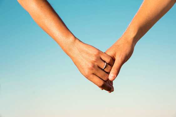 Händer håller hand