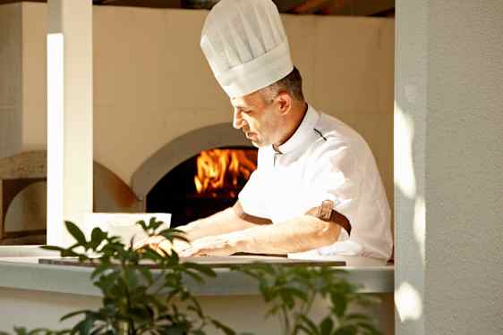 Kock som gör pizza