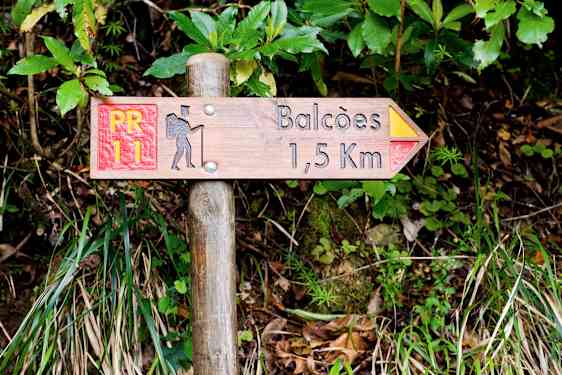 Skylt på vandringsled