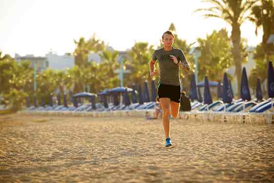 Man som löper på stranden