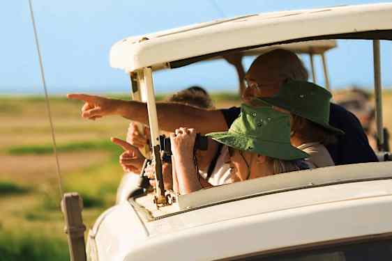 Personer sitter i en safaribil