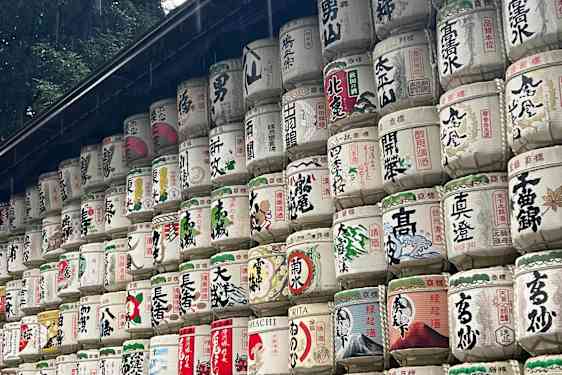 Längs stigen mot Meiji Jingu – shintōhelgedomen