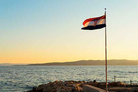 Kroatisk flagga vid havet