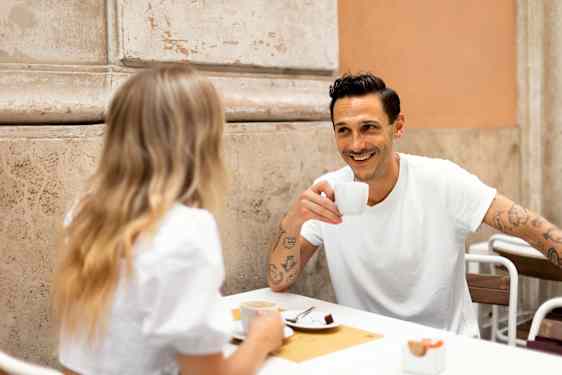 Man och kvinna dricker kaffe på ett café