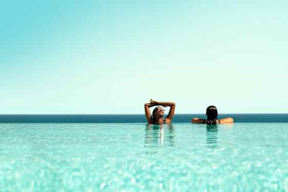 Par som badar i poolen